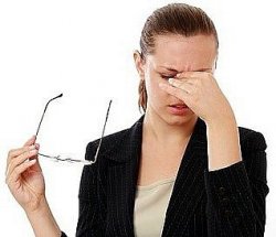 Hotové čtecí brýle způsobují únavu očí a bolesti hlavy